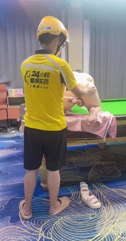 查小理颜值母狗【桃桃丸子】调教双母狗，健身房露出屌爆了，强烈推荐 截图8