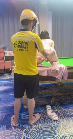 查小理颜值母狗【桃桃丸子】调教双母狗，健身房露出屌爆了，强烈推荐 截图11