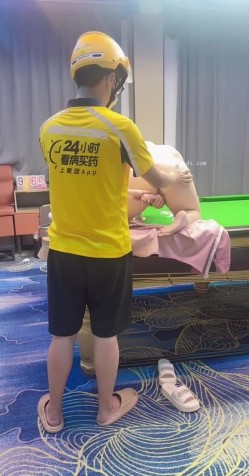 查小理颜值母狗【桃桃丸子】调教双母狗，健身房露出屌爆了，强烈推荐 截图12