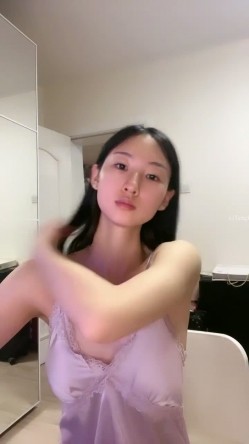 大学生下海！音乐系顶尖素颜女神~【学生妹妹】道具自慰~爽，极品极品，清纯指数爆表，喷血推荐 截图1