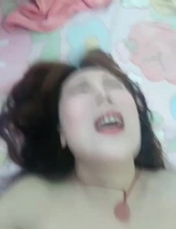 快乐熟女  居家淫乱的生活  戴套上阵安全第一，服务相当到位，吹硬舔爽在做爱 截图15
