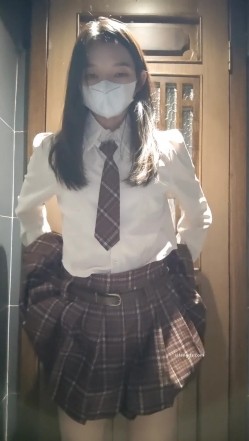 超顶级绿帽博主，【暖暖小淫妻】下，看老婆被各单男干，95年的，超级骚，还有3P 截图11
