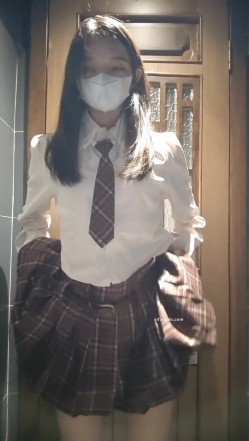 超顶级绿帽博主，【暖暖小淫妻】下，看老婆被各单男干，95年的，超级骚，还有3P 截图12