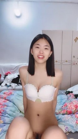 甜美乖巧美少女！居家男友操逼！苗条身材大长腿，小奶子一手抓，主动骑乘位套弄，从下往上视角 截图1