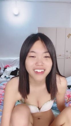 甜美乖巧美少女！居家男友操逼！苗条身材大长腿，小奶子一手抓，主动骑乘位套弄，从下往上视角 截图2