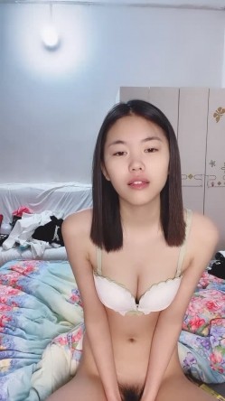 甜美乖巧美少女！居家男友操逼！苗条身材大长腿，小奶子一手抓，主动骑乘位套弄，从下往上视角 截图4
