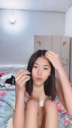 甜美乖巧美少女！居家男友操逼！苗条身材大长腿，小奶子一手抓，主动骑乘位套弄，从下往上视角 截图5