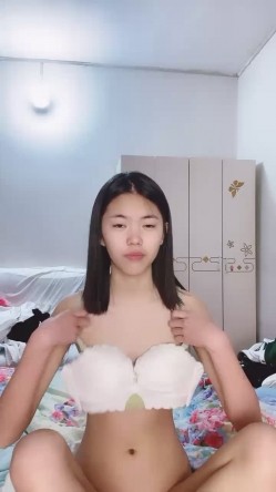 甜美乖巧美少女！居家男友操逼！苗条身材大长腿，小奶子一手抓，主动骑乘位套弄，从下往上视角 截图6