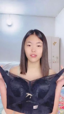 甜美乖巧美少女！居家男友操逼！苗条身材大长腿，小奶子一手抓，主动骑乘位套弄，从下往上视角 截图7