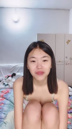 甜美乖巧美少女！居家男友操逼！苗条身材大长腿，小奶子一手抓，主动骑乘位套弄，从下往上视角 截图8
