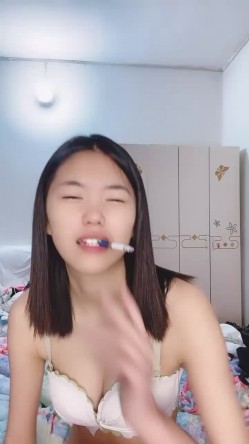 甜美乖巧美少女！居家男友操逼！苗条身材大长腿，小奶子一手抓，主动骑乘位套弄，从下往上视角 截图9