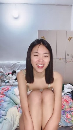 甜美乖巧美少女！居家男友操逼！苗条身材大长腿，小奶子一手抓，主动骑乘位套弄，从下往上视角 截图10