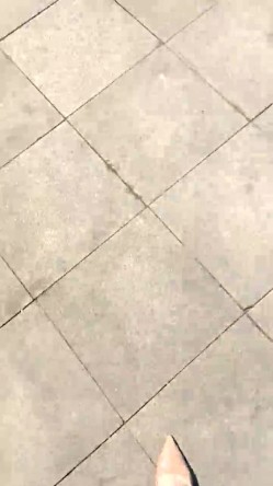 户外露出达人【御姐爱深喉】丝袜裸空从商场到图书馆再到超市裸空太牛逼了强烈推荐！ 截图2