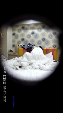 新鲜出炉安防酒店偷拍 ️小哥工作一半拉起女友干一炮 截图7