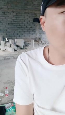 小哥工地玩弄大屁股骚奶子少妇 后入爆草无套抽插 直接内射让骚逼舔鸡巴 截图3