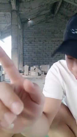 小哥工地玩弄大屁股骚奶子少妇 后入爆草无套抽插 直接内射让骚逼舔鸡巴 截图12