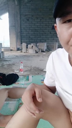小哥工地玩弄大屁股骚奶子少妇 后入爆草无套抽插 直接内射让骚逼舔鸡巴 截图13