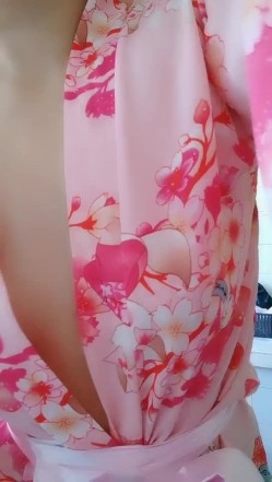 熟女--极品人妻艳艳 ：逼里塞跳蛋做家务活，一直震动，淫穴一直流骚水，好难受好痒！ 截图1