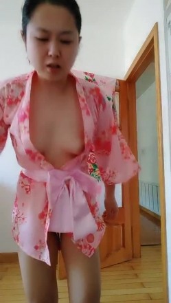 熟女--极品人妻艳艳 ：逼里塞跳蛋做家务活，一直震动，淫穴一直流骚水，好难受好痒！ 截图4