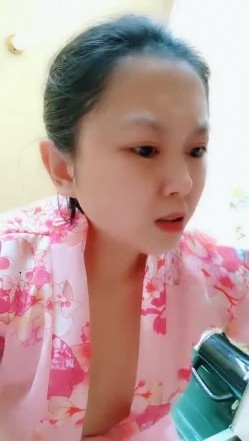 熟女--极品人妻艳艳 ：逼里塞跳蛋做家务活，一直震动，淫穴一直流骚水，好难受好痒！ 截图8