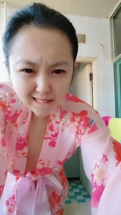 熟女--极品人妻艳艳 ：逼里塞跳蛋做家务活，一直震动，淫穴一直流骚水，好难受好痒！ 截图11