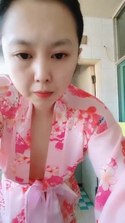 熟女--极品人妻艳艳 ：逼里塞跳蛋做家务活，一直震动，淫穴一直流骚水，好难受好痒！ 截图12