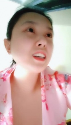 熟女--极品人妻艳艳 ：逼里塞跳蛋做家务活，一直震动，淫穴一直流骚水，好难受好痒！ 截图14