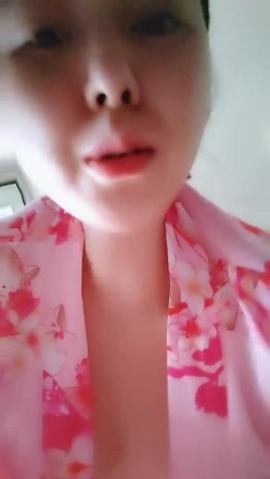 熟女--极品人妻艳艳 ：逼里塞跳蛋做家务活，一直震动，淫穴一直流骚水，好难受好痒！ 截图16