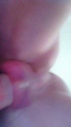 快乐熟女  居家淫乱的生活  戴套上阵安全第一，服务相当到位，吹硬舔爽在做爱 截图3