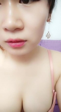 迷人的嫂子露脸乳晕和奶头都很大性欲旺盛，躺着被大哥玩逼口交舔蛋真爽，多地位场地爆草抽插叫声骚，把自己搞喷了 截图6