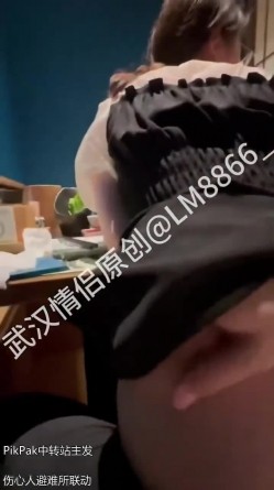 多人淫乱盛宴『027武汉情侣(LM_8866)』两个小母狗脸对脸被单男多人前后输出 极度淫骚 截图8