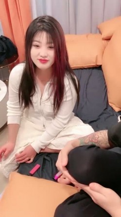 金发美女！漂亮纹身网红小姐姐！新人妹妹露奶，双腿夹腰正入爆操，骑乘位好舒服 截图3