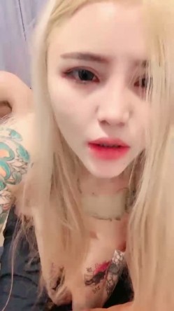 金发美女！漂亮纹身网红小姐姐！新人妹妹露奶，双腿夹腰正入爆操，骑乘位好舒服 截图14