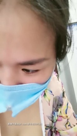 巨乳骚妇的诱惑，一个人跳弹自慰骚逼，不断摩擦阴蒂高潮喷水，大奶子自己揉捏不断变换形状非常诱人不要错过 截图2