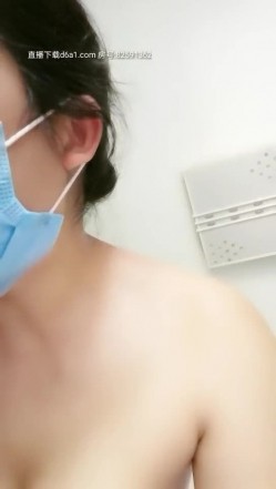 巨乳骚妇的诱惑，一个人跳弹自慰骚逼，不断摩擦阴蒂高潮喷水，大奶子自己揉捏不断变换形状非常诱人不要错过 截图9