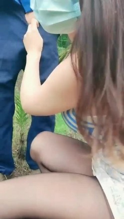 爆乳美少妇勾搭田里除草大爷，草还没除完就被叫来干穴太过分了 田里老汉腰杆子就是硬爆干少妇求饶 截图7