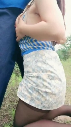 爆乳美少妇勾搭田里除草大爷，草还没除完就被叫来干穴太过分了 田里老汉腰杆子就是硬爆干少妇求饶 截图8