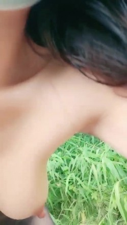 爆乳美少妇勾搭田里除草大爷，草还没除完就被叫来干穴太过分了 田里老汉腰杆子就是硬爆干少妇求饶 截图13