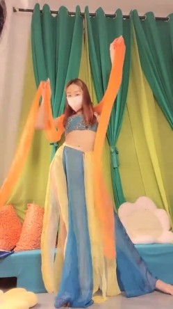 长腿女神来袭！两个艺校学舞蹈大长腿女神组队下海，国风舞姿，舍不得快进，黄播平台竟看到这么专业的舞蹈，专业的骚起来没谁了 截图4