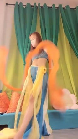 长腿女神来袭！两个艺校学舞蹈大长腿女神组队下海，国风舞姿，舍不得快进，黄播平台竟看到这么专业的舞蹈，专业的骚起来没谁了 截图6