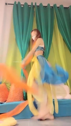 长腿女神来袭！两个艺校学舞蹈大长腿女神组队下海，国风舞姿，舍不得快进，黄播平台竟看到这么专业的舞蹈，专业的骚起来没谁了 截图7