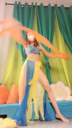 长腿女神来袭！两个艺校学舞蹈大长腿女神组队下海，国风舞姿，舍不得快进，黄播平台竟看到这么专业的舞蹈，专业的骚起来没谁了 截图9