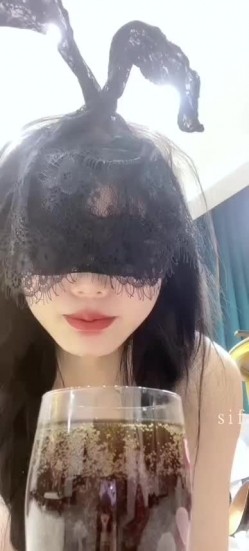 人间狐狸精极品御姐「不骚不要钱」玩具自慰合集！骚，很骚，非常骚！大黑牛炮击喷水要拿着水盆来接 截图6