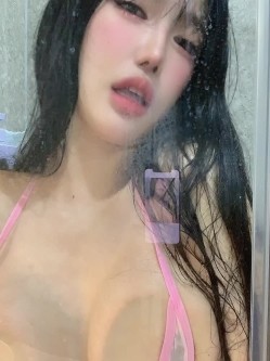 强烈推荐！大奶肥臀S曲线，顶级模特【yunjini】订阅OF福利，脸逼同框道具紫薇，各种淫荡高潮脸 截图6