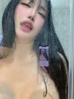 强烈推荐！大奶肥臀S曲线，顶级模特【yunjini】订阅OF福利，脸逼同框道具紫薇，各种淫荡高潮脸 截图15