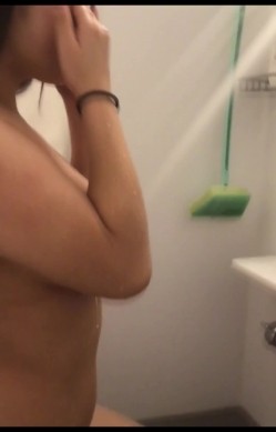 和D奶闺蜜一起洗澡，女主坐在浴缸里面，闺蜜坐在浴缸外面洗淋浴 截图1