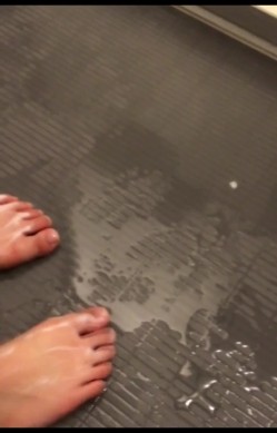 和D奶闺蜜一起洗澡，女主坐在浴缸里面，闺蜜坐在浴缸外面洗淋浴 截图13