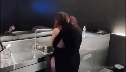 绿帽癖淫妻母狗【艾蜜莉】解锁私拍完结篇~协闺蜜约战粉丝换老公4P叠插排插超辣眼睛 截图3