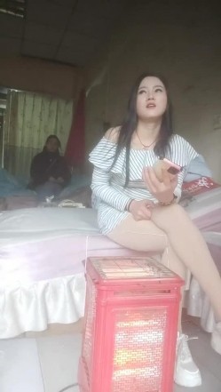 横扫街头炮王佳作，完整版未流出，【老王探花】，足浴店天天逛，穿梭花丛中肆意调戏，总有骚货可以操 截图13