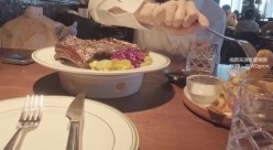 超级敏感母狗体质一摸就喷的性瘾女摄影师「奶酪」男友肛交母狗女友，母狗为男友毒龙舔肛，OL秘书装强行插入巨乳反差母狗 截图2
